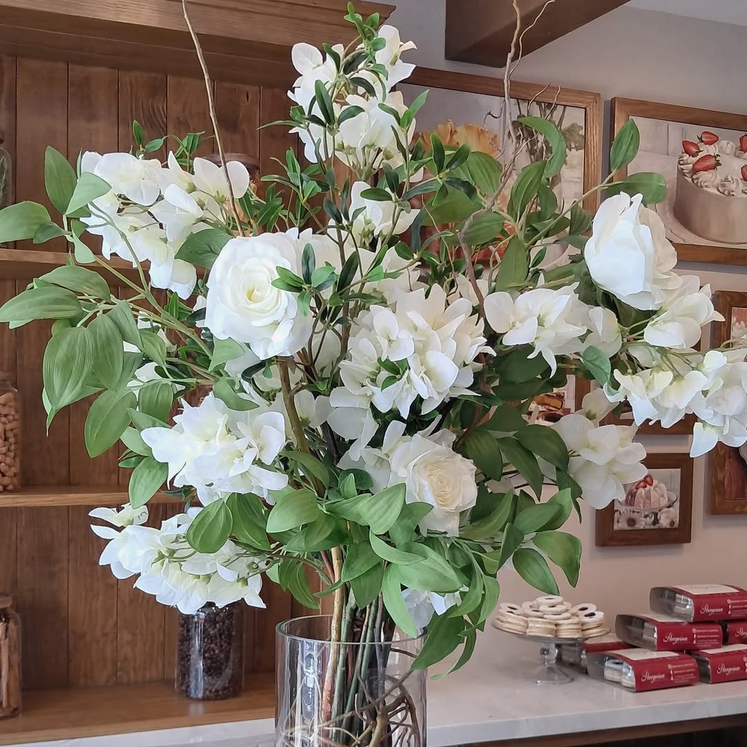 Arreglo de bugambilias y rosas