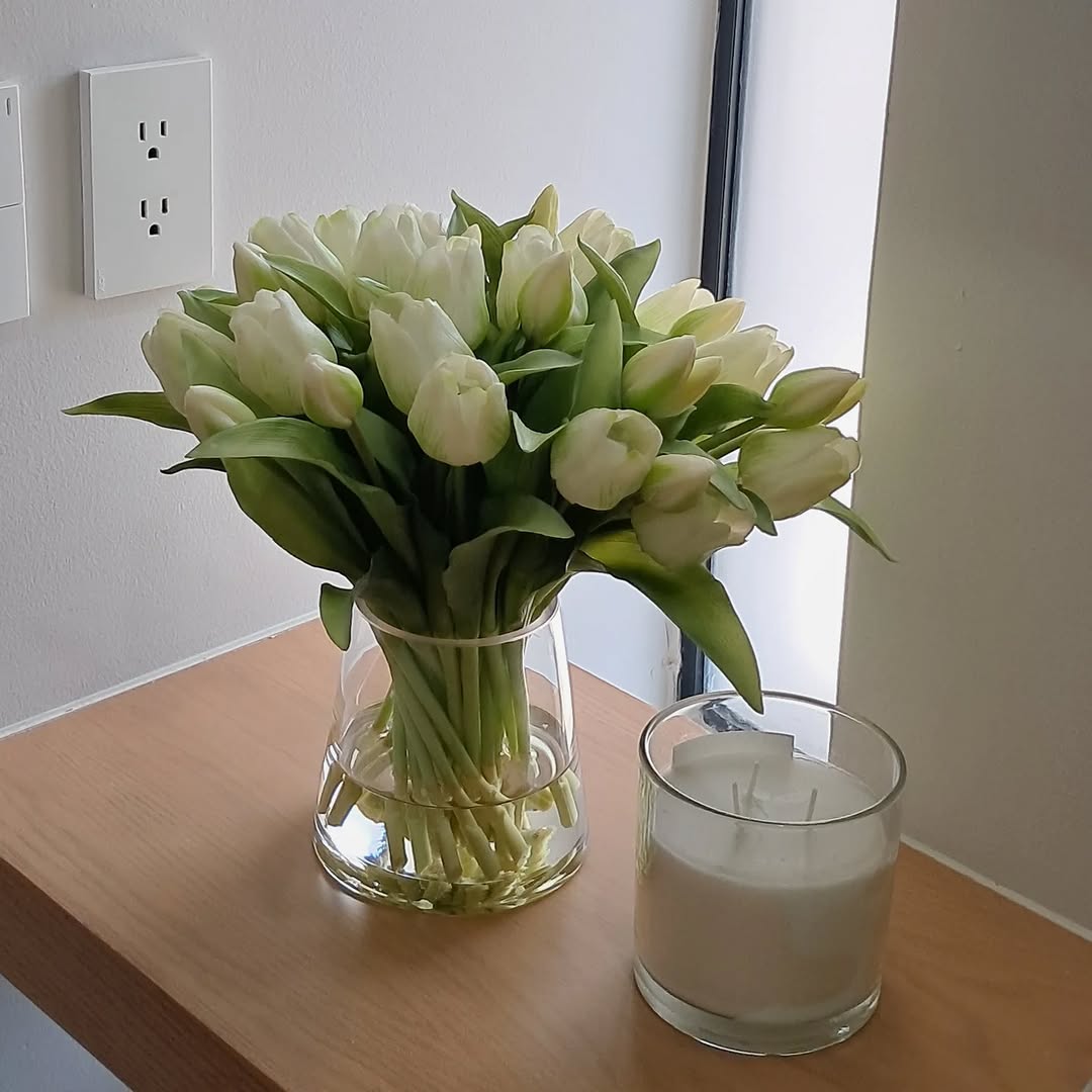 Tulipanes blancos en florero